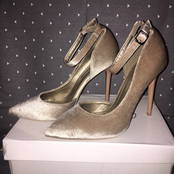 Never Been Worn Beige Velvet Pointy Heels Sz 6 - Picture 6 of 7